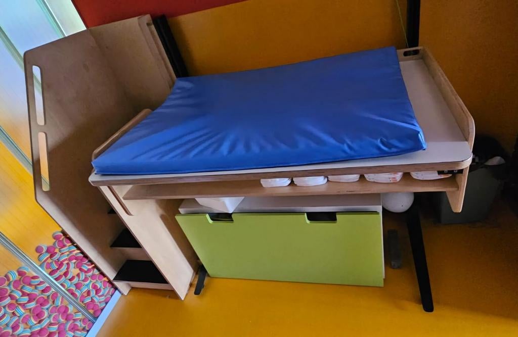 Kinderopvang commode met trap, Kinderen en Baby's, Kinderkamer | Commodes en Kasten, Ophalen, 50 tot 70 cm, 100 cm of meer, 90 tot 105 cm