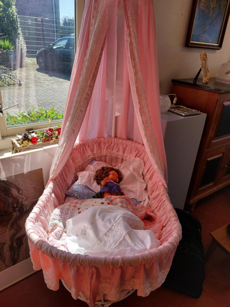Vintage Roze Wieg met Hemel en Kant, Kinderen en Baby's, Babywiegjes en Ledikanten, Ophalen, Gebruikt, Wieg