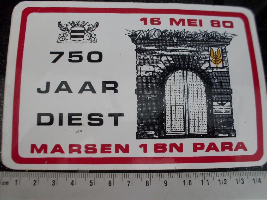 sticker 750 jaar diest marsen 1 bn para 1980 logo embleem, Verzamelen, Verzenden, Zo goed als nieuw, Bedrijf of Vereniging