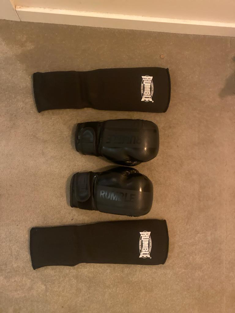 Kickboks set - Rumble bokshandschoenen en scheenbeschermers, Sport en Fitness, Ophalen of Verzenden, Zo goed als nieuw
