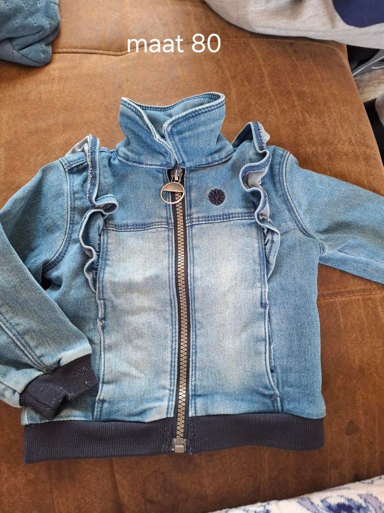 Leuk spijkerjasje met ruffles - Maat 80, Kinderen en Baby's, Babykleding | Maat 80, Ophalen, Meisje, Zo goed als nieuw, Jasje
