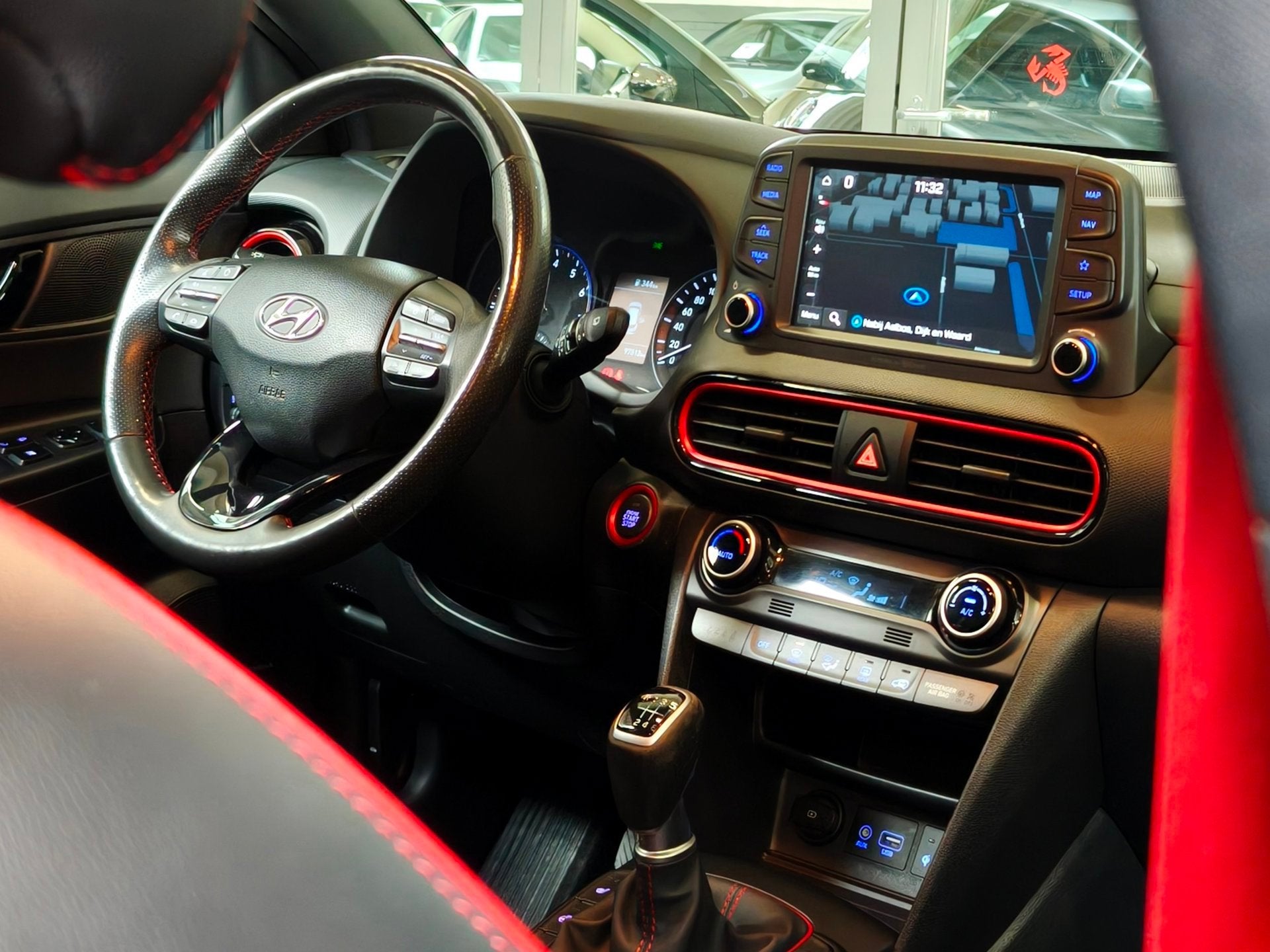 Hyundai Kona 1.0T Premium Zwart Leder / 100% Onderhouden, Auto's, Voorwielaandrijving, Dealer onderhouden, Gebruikt, Leder