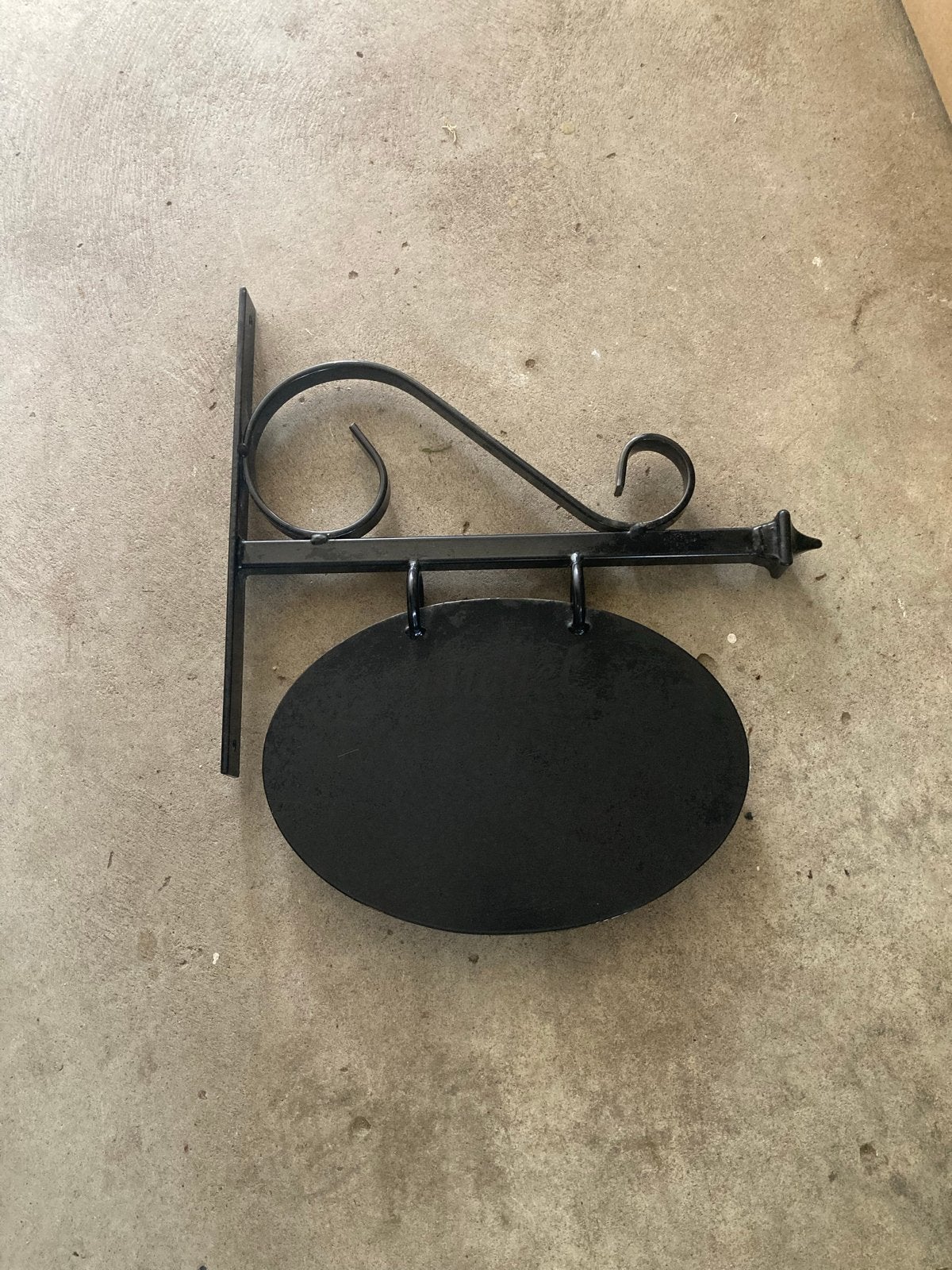 Zwart metalen uithangbord met sierlijke beugel, Ophalen, Klassiek, Metaal, Gebruikt