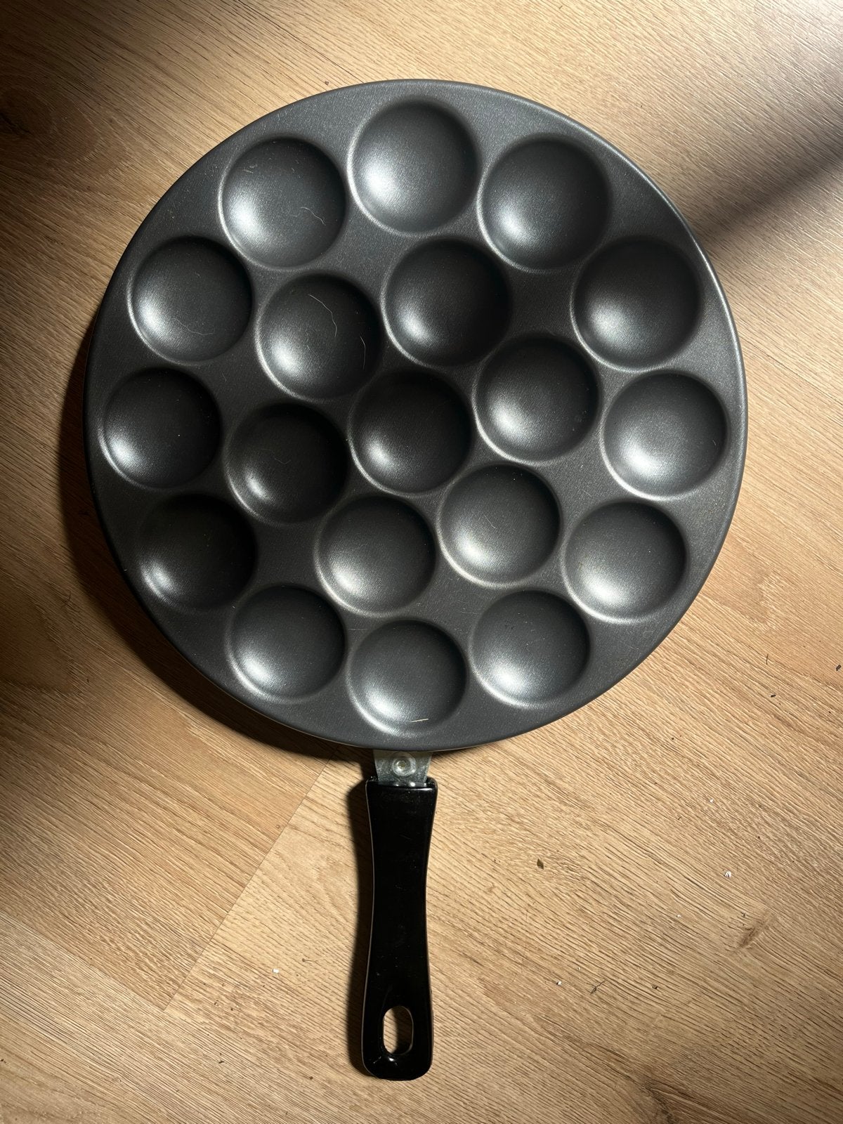 Poffertjespan met antiaanbaklaag. Nu 5,-, Huis en Inrichting, Keuken | Potten en Pannen, Pannenkoekenpan, Antiaanbaklaag, Aluminium