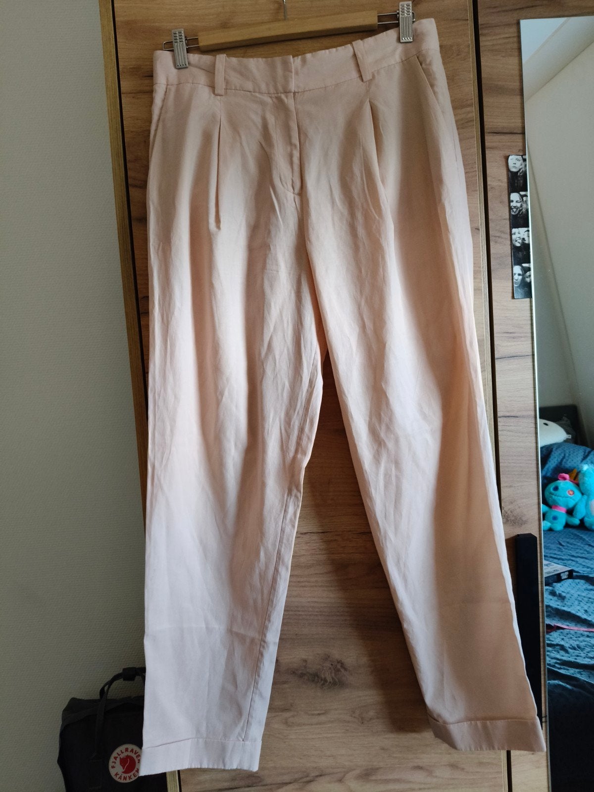 COS Cupro Katoen Geplooide Tapered Broek Perzik EU 36, Kleding | Dames, Broeken en Pantalons, COS, Ophalen of Verzenden, Maat 36 (S)