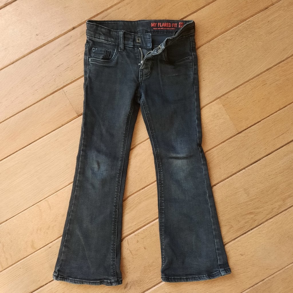 HEMA spijkerbroek My Flared Fit  zwart maat 110, Broek, Gebruikt, Meisje, Ophalen of Verzenden