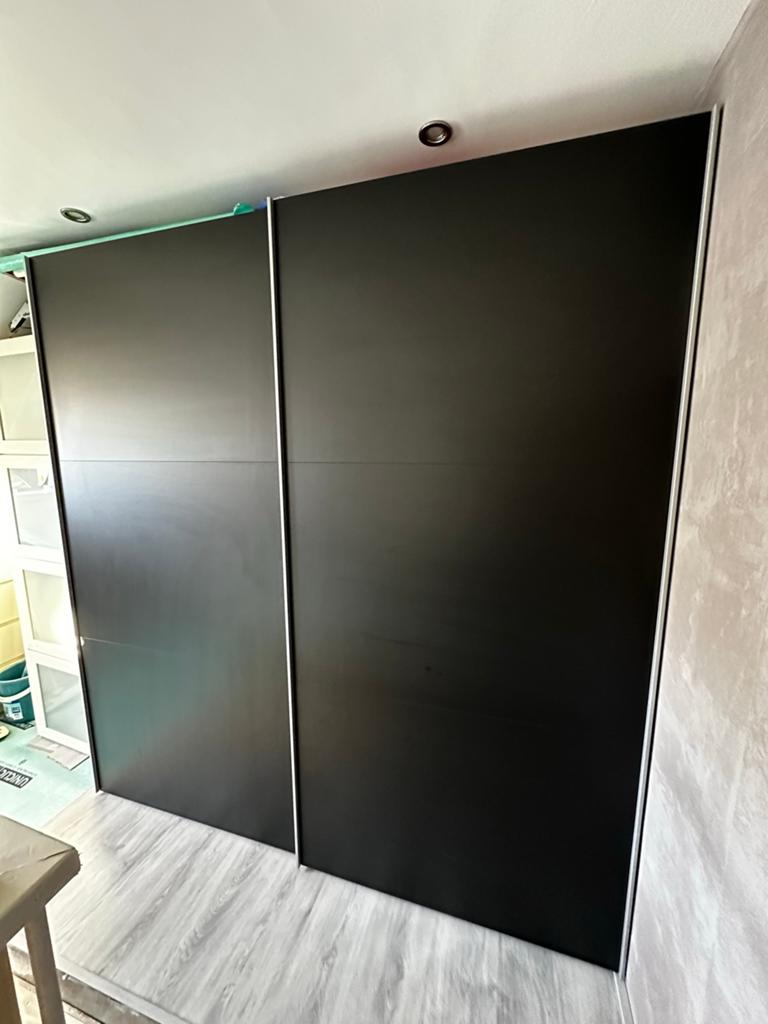 Zwarte kledingkast met schuifdeuren, Ophalen, Met deur(en), Gebruikt, 200 cm of meer