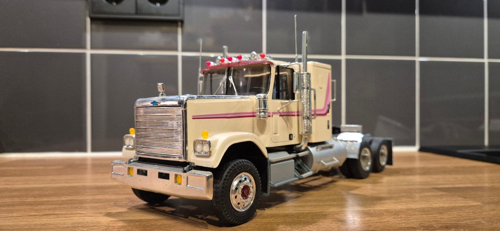 Chevrolet Bison Conventional Tractor Cab 1/25 AMT, Ophalen of Verzenden, Groter dan 1:32, Truck, Overige merken