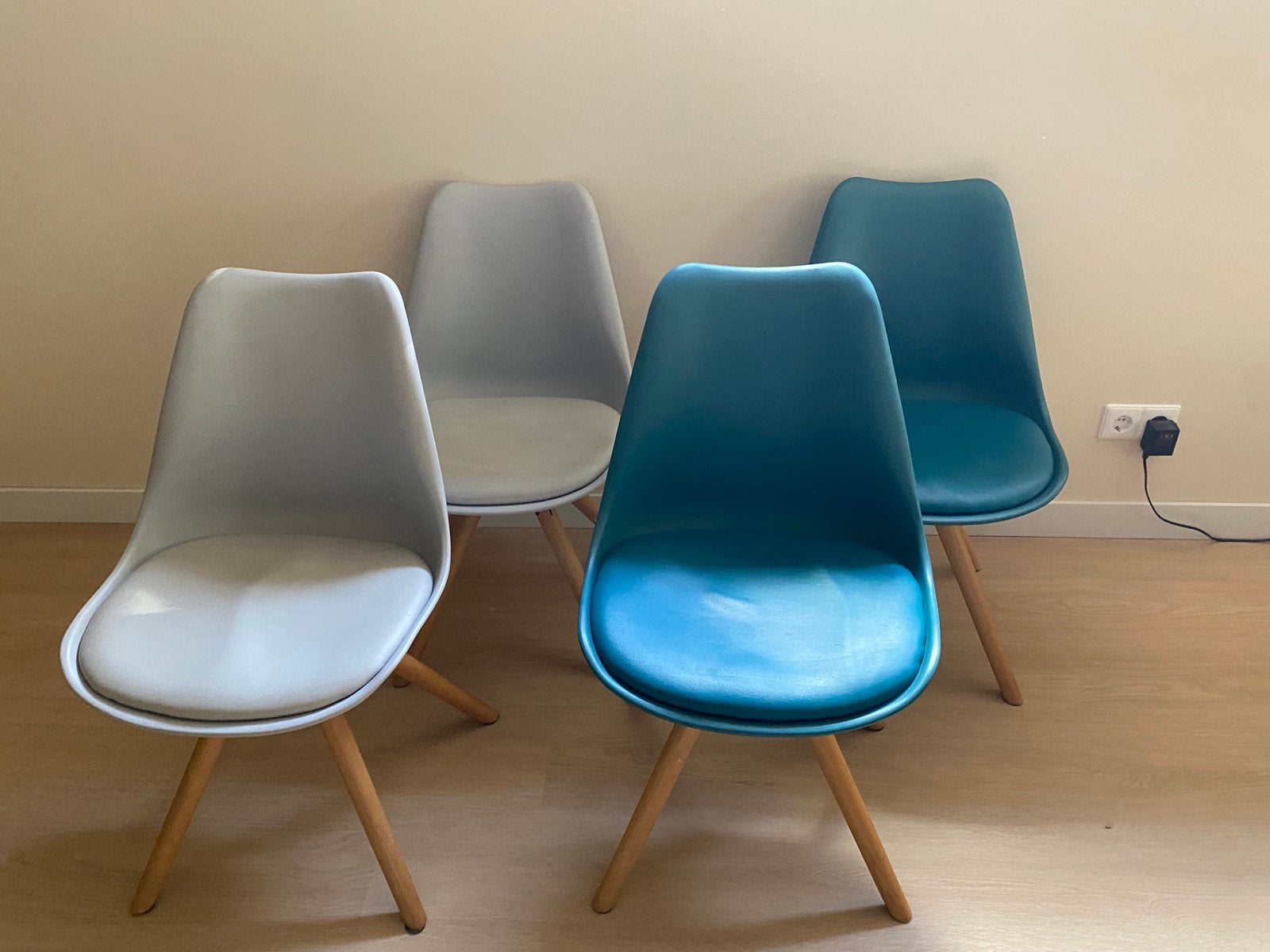 4 stoelen petrol en zand met houten poten, Ophalen, Gebruikt, Overige kleuren, Vier
