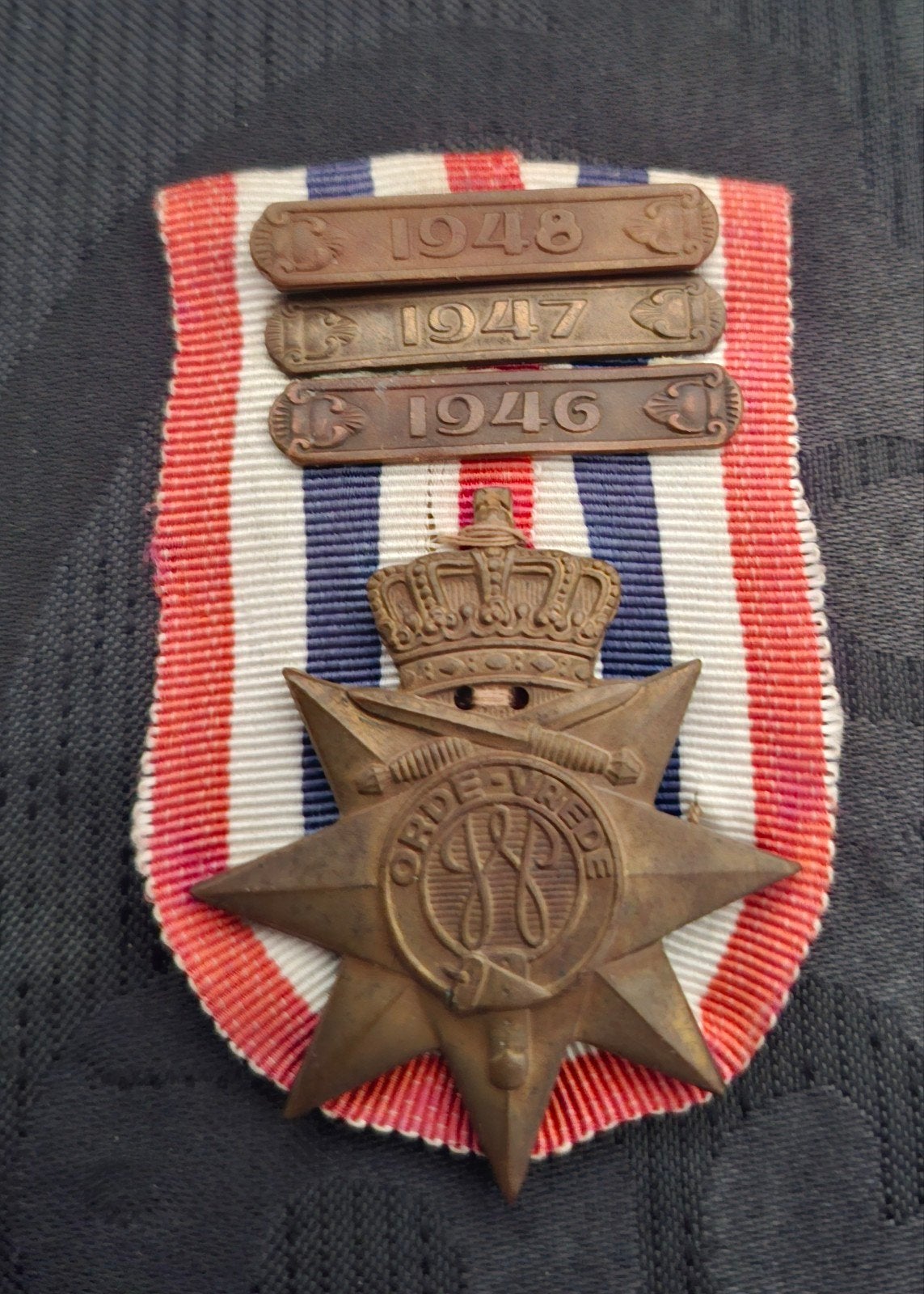 Ereteken voor Orde en Vrede met 3 gespen, Ophalen of Verzenden, Landmacht, Nederland, Boek of Tijdschrift