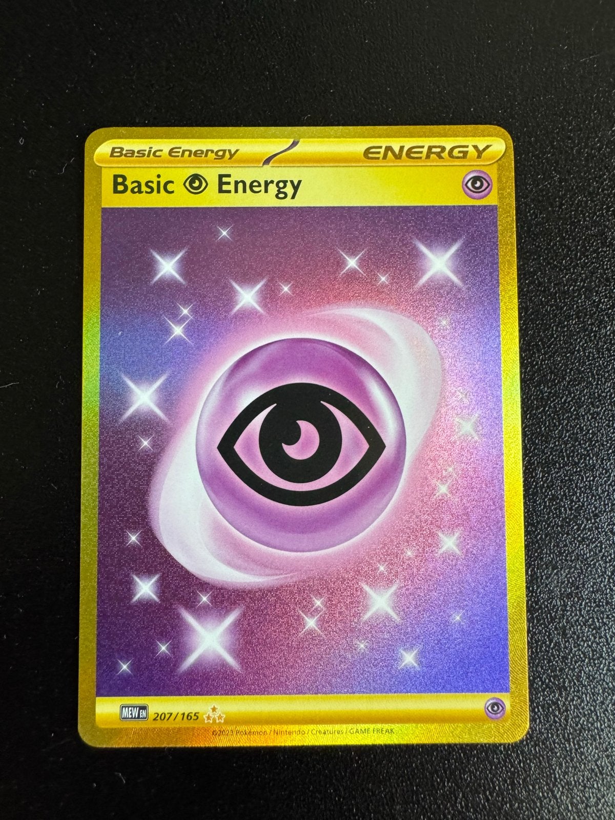 Pokémon Basic Energy Psychic Gold Secret Rare 207/165 MEW, Hobby en Vrije tijd, Verzamelkaartspellen | Pokémon, Ophalen of Verzenden