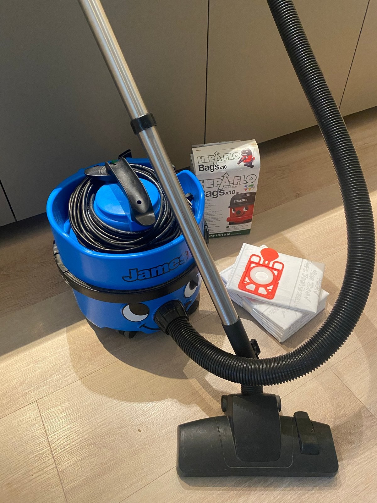 Stofzuiger James incl. 6 stofzuigerzakken. Zgan., Witgoed en Apparatuur, Stofzuigers, Inclusief accessoires, Numatic, Zo goed als nieuw