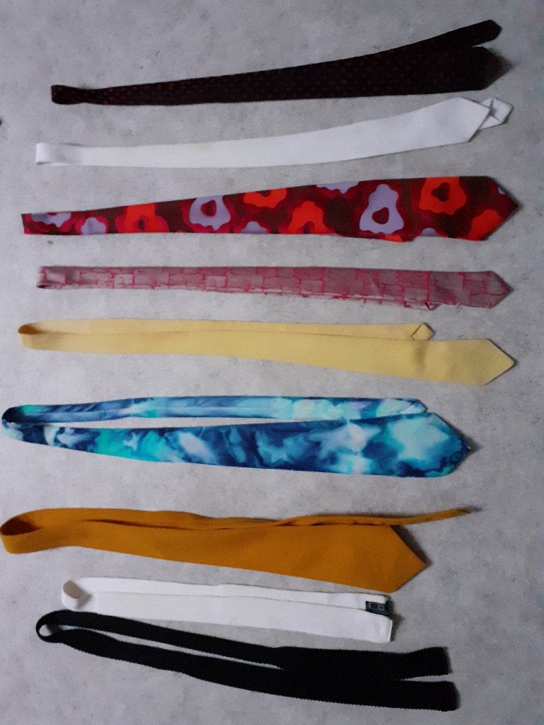 Verschillende stropdassen en hanger, Ophalen of Verzenden, Zo goed als nieuw, Overige kleuren, Met patroon
