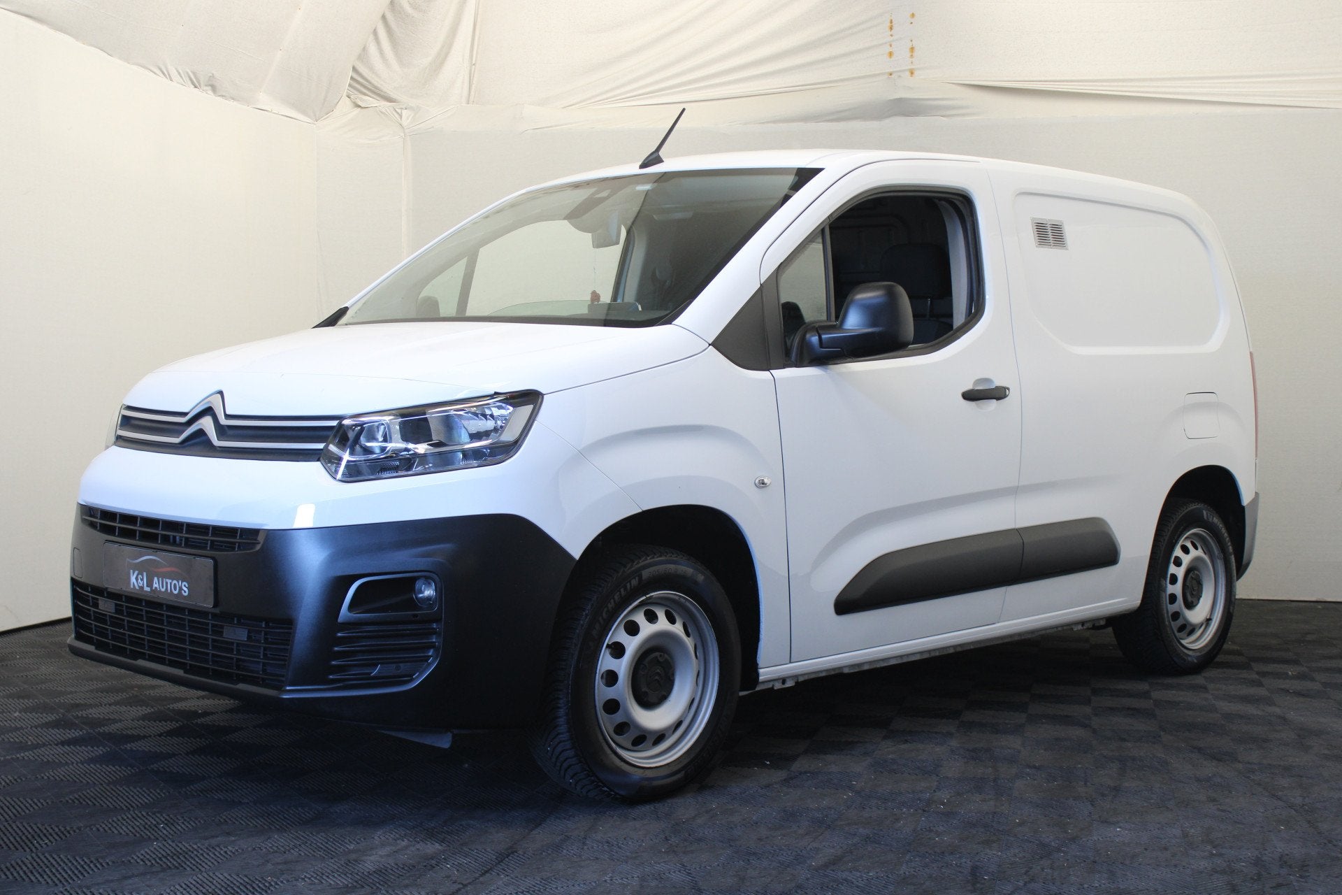 Citroën Berlingo 1.2 PureTech Live |Camera|Navi| (bj 2020), Auto's, Bestelauto's, Voorwielaandrijving, Stof, Gebruikt, Zwart