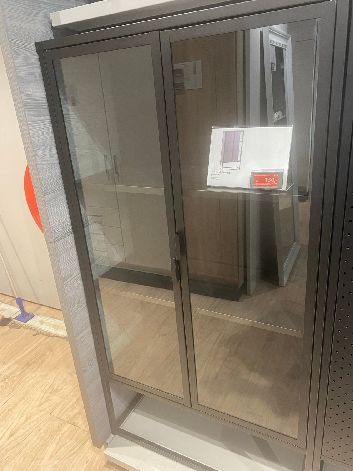 VIRUM Vitrinekast met glazen deuren en planken, Ophalen, Gebruikt, 100 tot 150 cm, 50 tot 100 cm