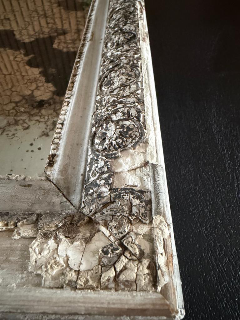 Antieke spiegel met verweerd glas en sierlijke lijst, Ophalen of Verzenden, Rechthoekig, 50 tot 100 cm, 100 tot 150 cm