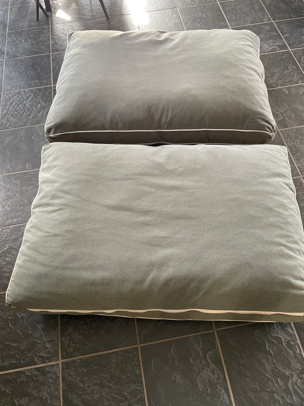 Twee comfortabele groene loungekussens, Huis en Inrichting, Overige merken, -, -, Afneembare hoes