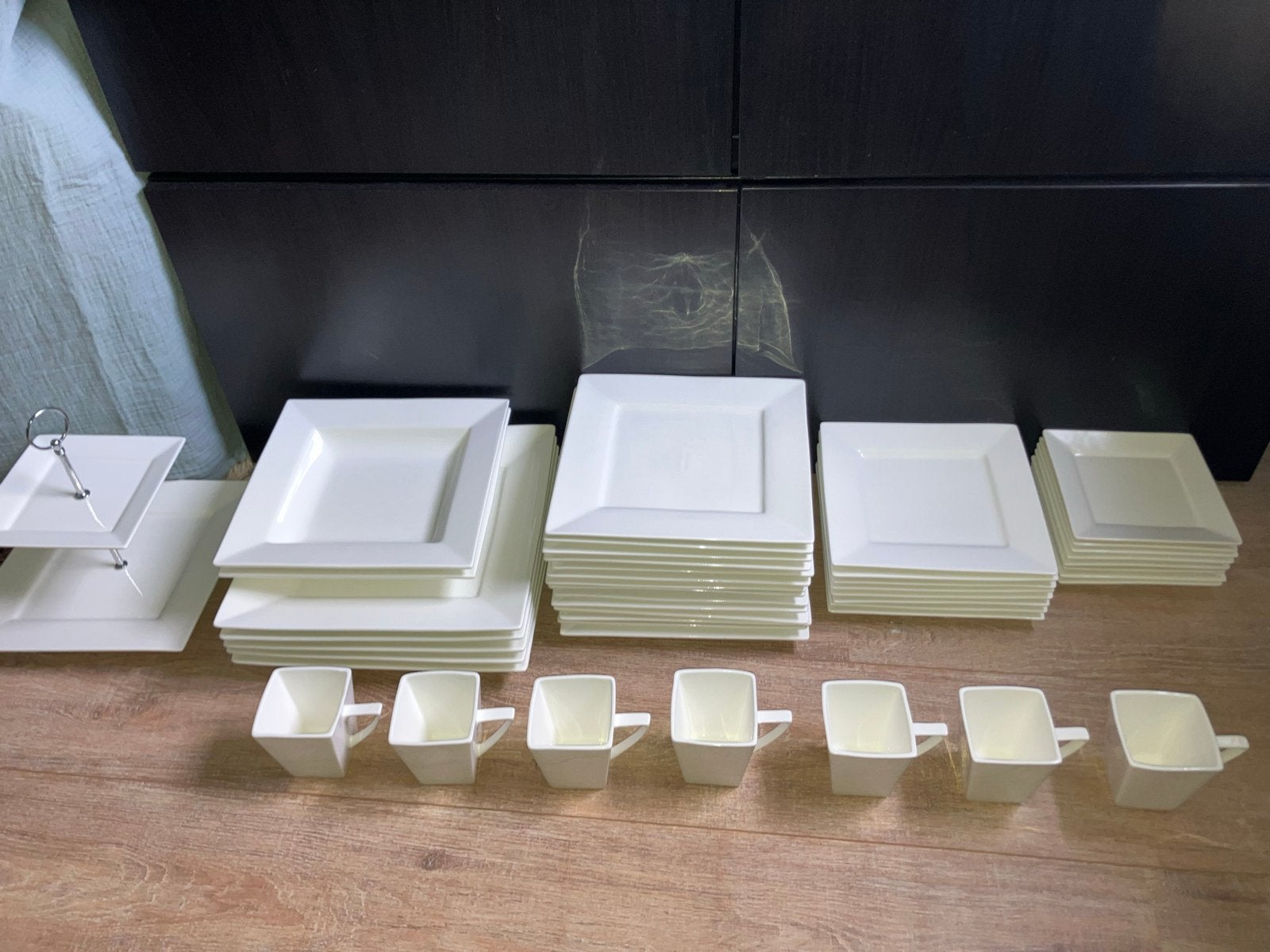 8 persoons en meer! Wit vierkant servies - grote set, Ophalen, Keramiek, Zo goed als nieuw, Modern