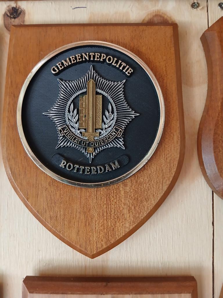 Collectie van 11 Politie en Marechaussee Emblemen op Hout, Ophalen of Verzenden, Marechaussee, Nederland, Embleem of Badge