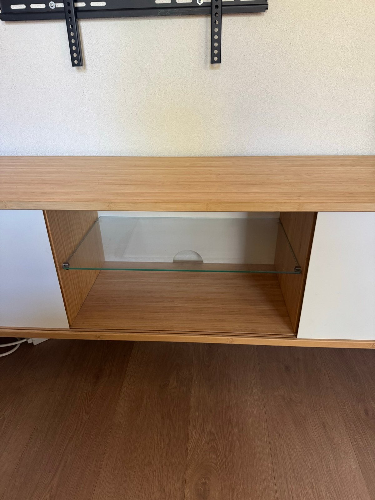 TV-meubel met wit metalen schuifdeuren en glazen plank, Ophalen, Gebruikt, 150 tot 200 cm, Minder dan 100 cm