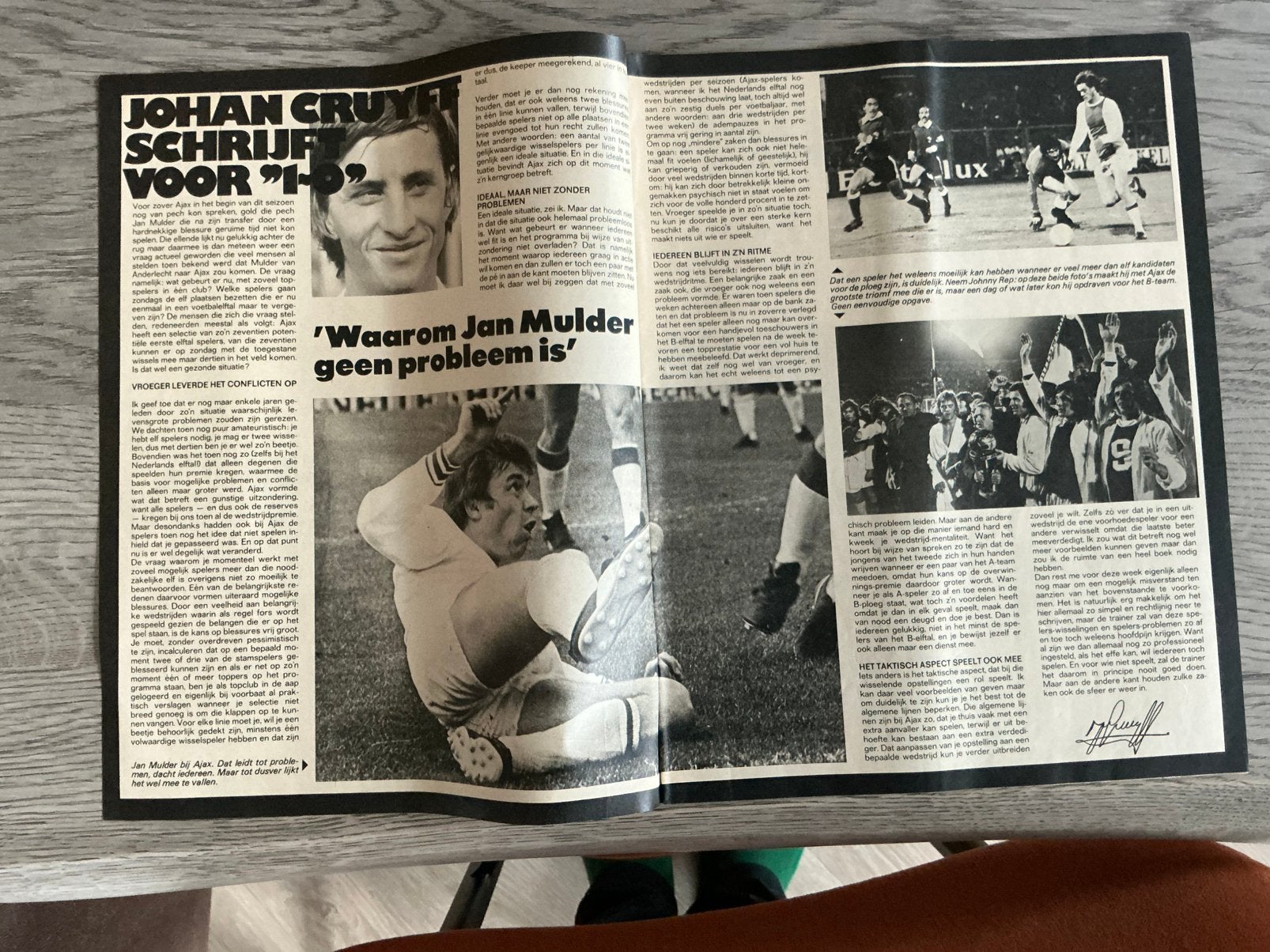 Johan Cruyff AJAX schrijft voor 1-0   2 koloms, Verzamelen, Ophalen of Verzenden, Gebruikt, Ajax, Overige typen
