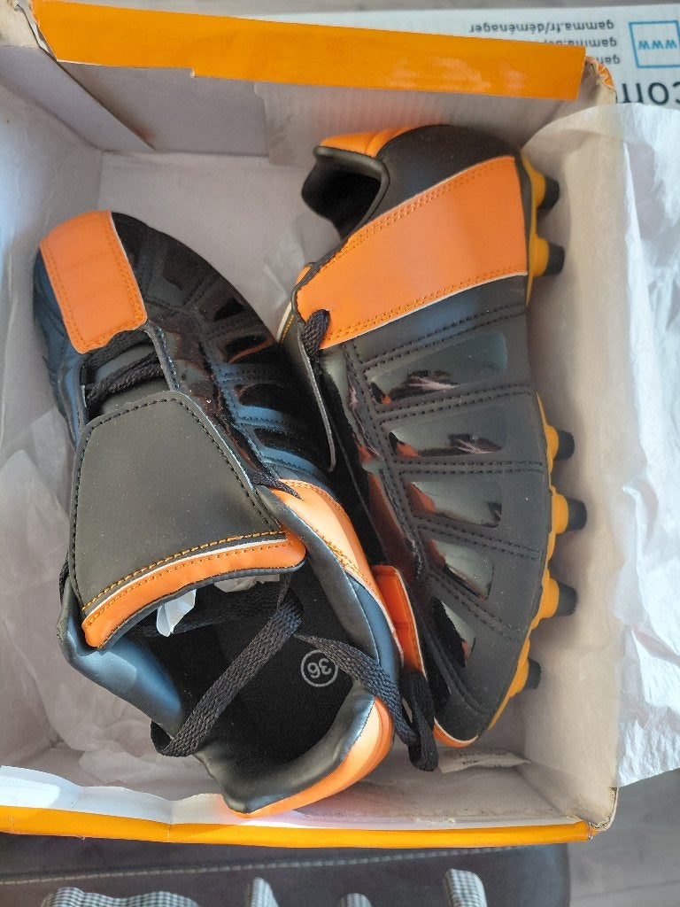 Nieuwe voetbalschoen, Schoenen, Nieuw, Ophalen of Verzenden, Maat S