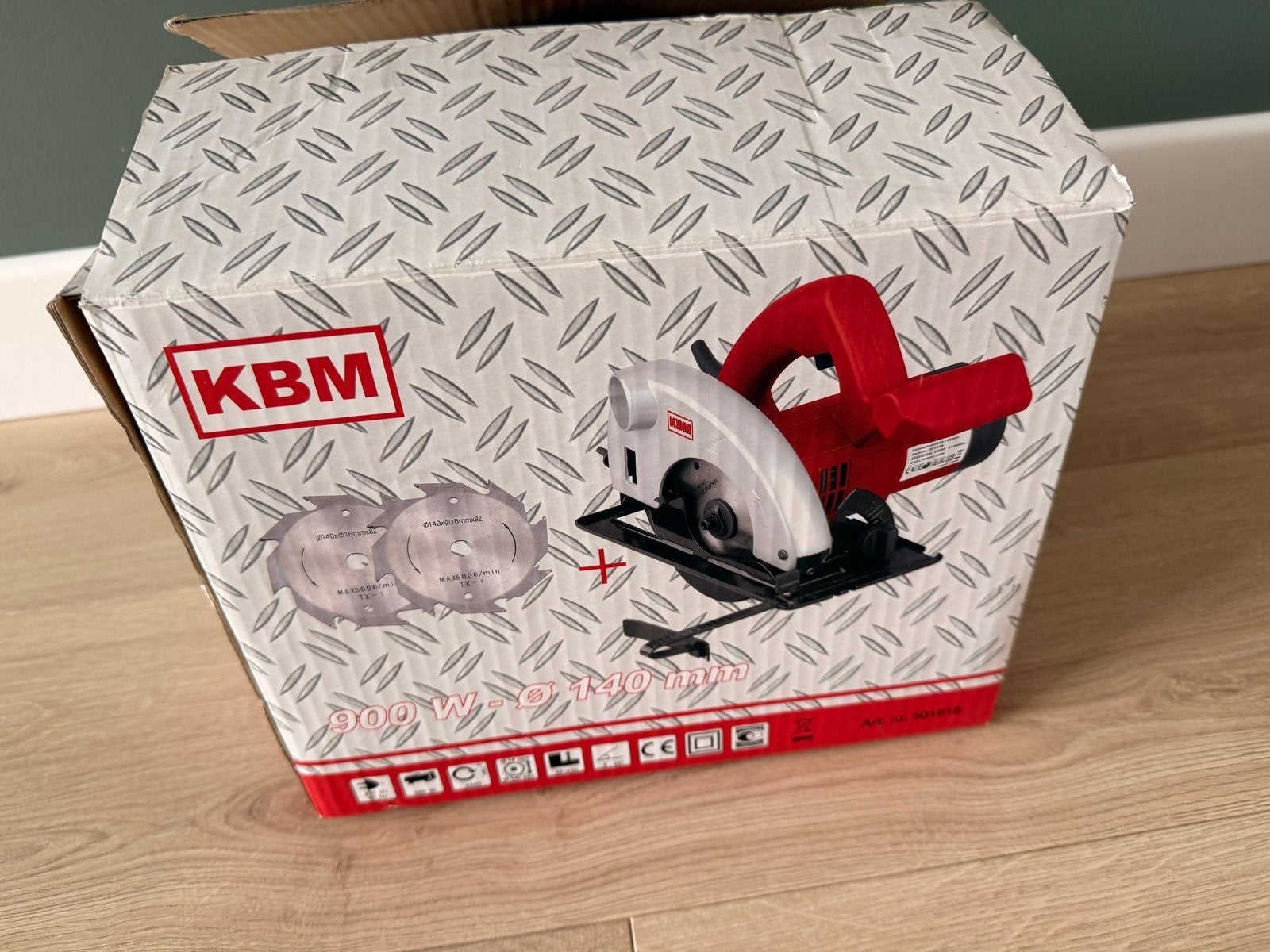 KBM Cirkelzaag 900W - Ø 140 mm met 2 zaagbladen, Doe-het-zelf en Verbouw, Ophalen, Gebruikt, Cirkelzaag, 600 tot 1200 watt