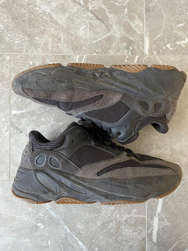Adidas Yeezy 700 Utility Black, Ophalen of Verzenden, Zo goed als nieuw, Zwart