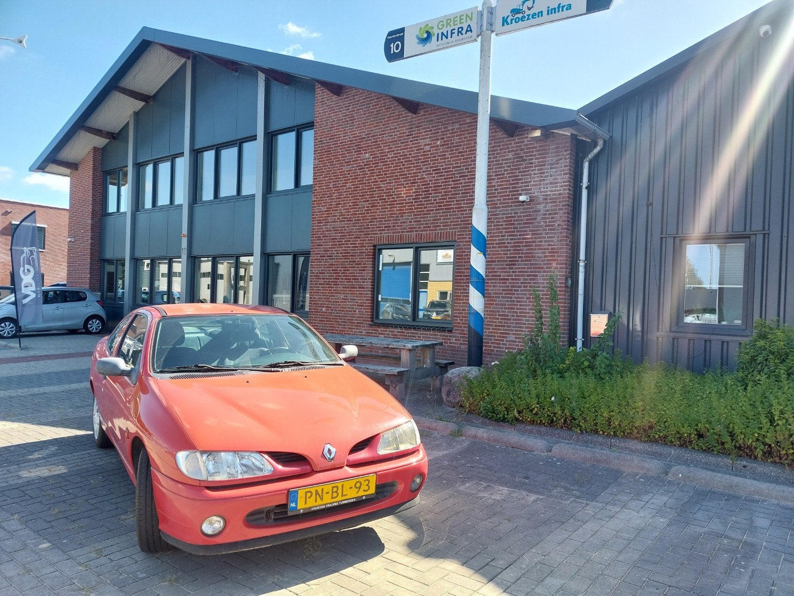 Renault Mégane 1.6 E Coupe 1996 Rood, Auto's, Renault, Voorwielaandrijving, 40 €/maand, Origineel Nederlands, Handgeschakeld