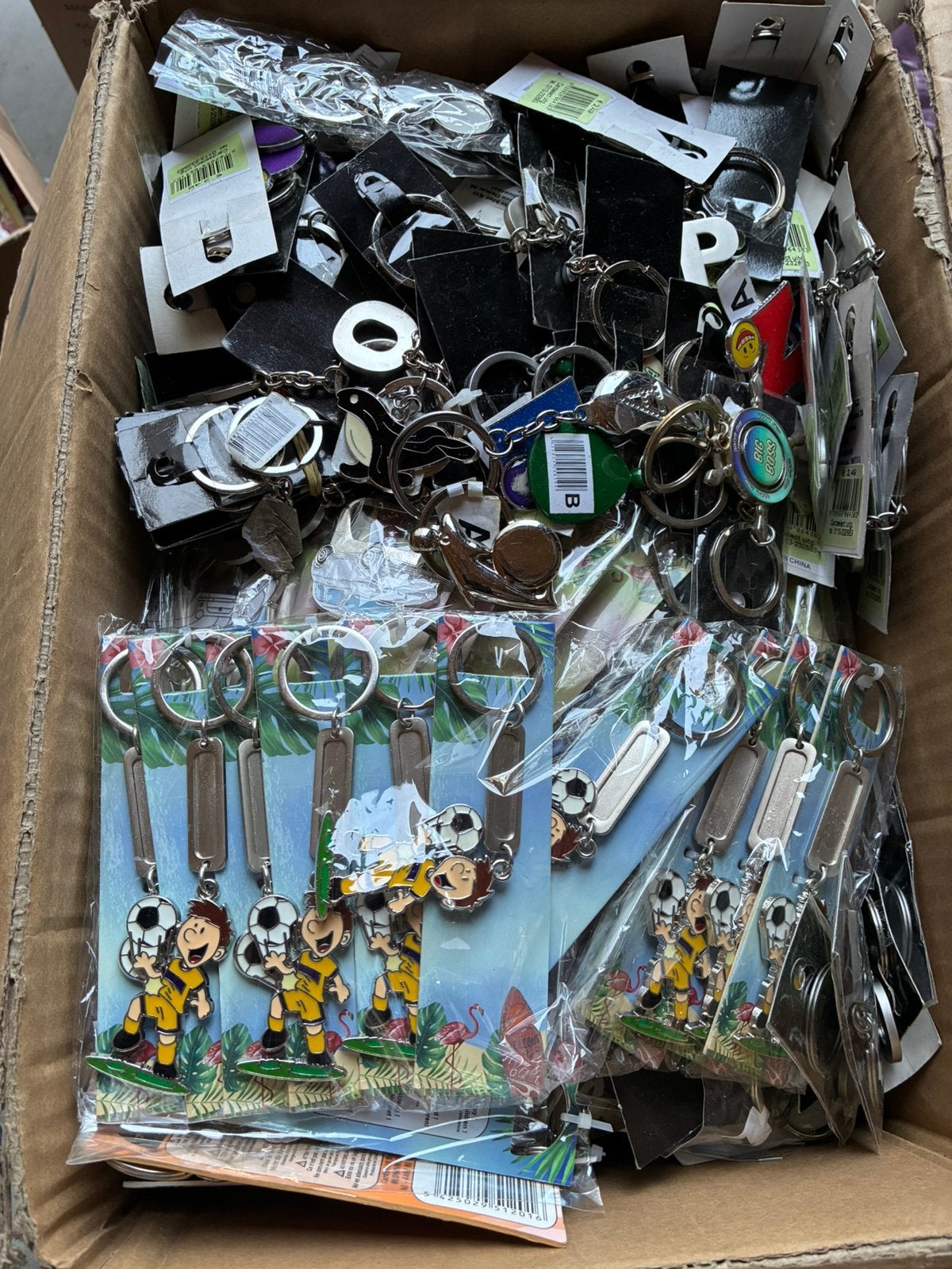 Te koop 2800 st metalen sleutelhanger s, Diversen, Rommelmarktspullen, Ophalen, Nieuw