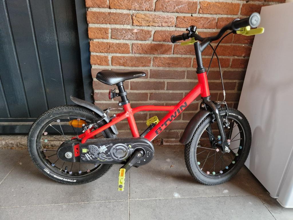 B'Twin kinderfiets 16 inch rood, Fietsen en Brommers, Ophalen, 16 tot 20 inch, Velgrem, Zo goed als nieuw