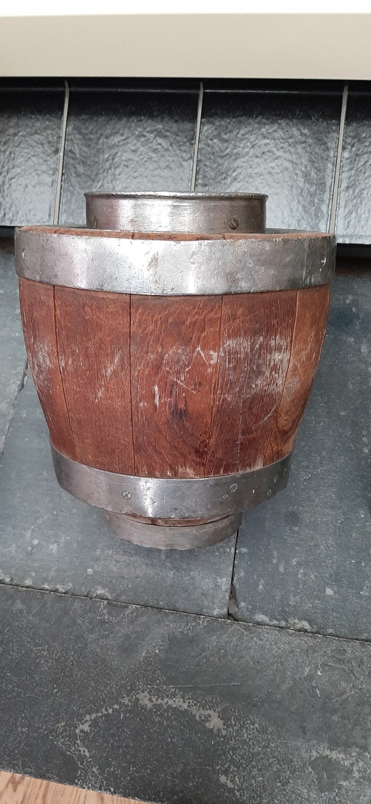 Antieke houten kaasmaker met metalen banden, Ophalen