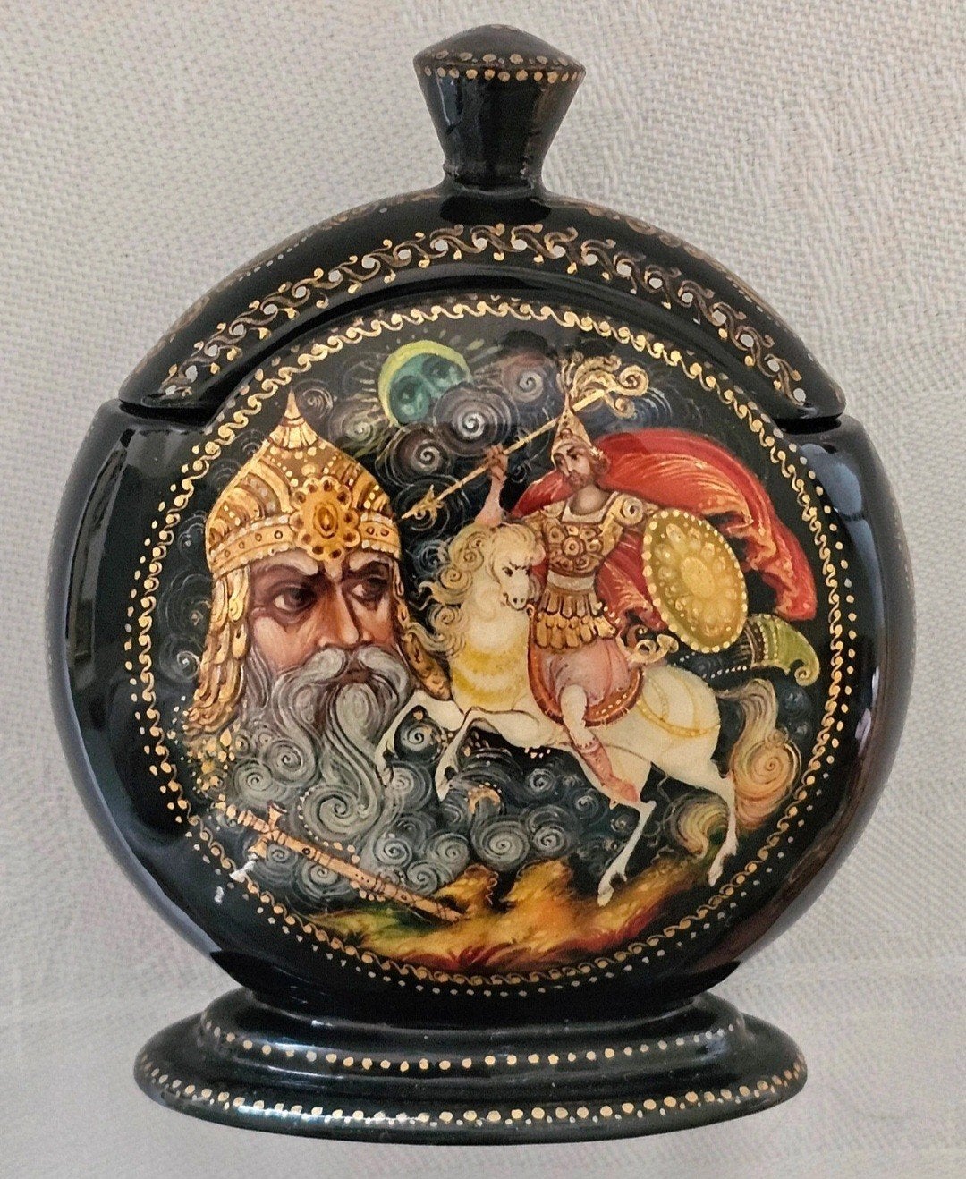 Bijzondere russische lakdoosje. Palekh. Handgemaakt., Verzenden, Handgemaakt, Doos, 9 cm