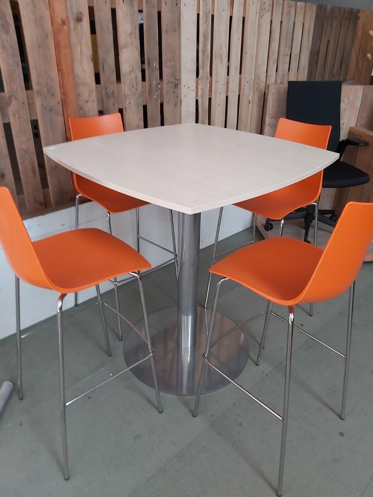 Leuke bartafel/ statafel, Ophalen, Zo goed als nieuw