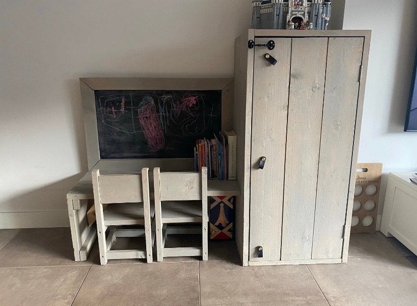 Houten kinderbureau met stoeltjes en kast, Ophalen, Gebruikt, Overige typen