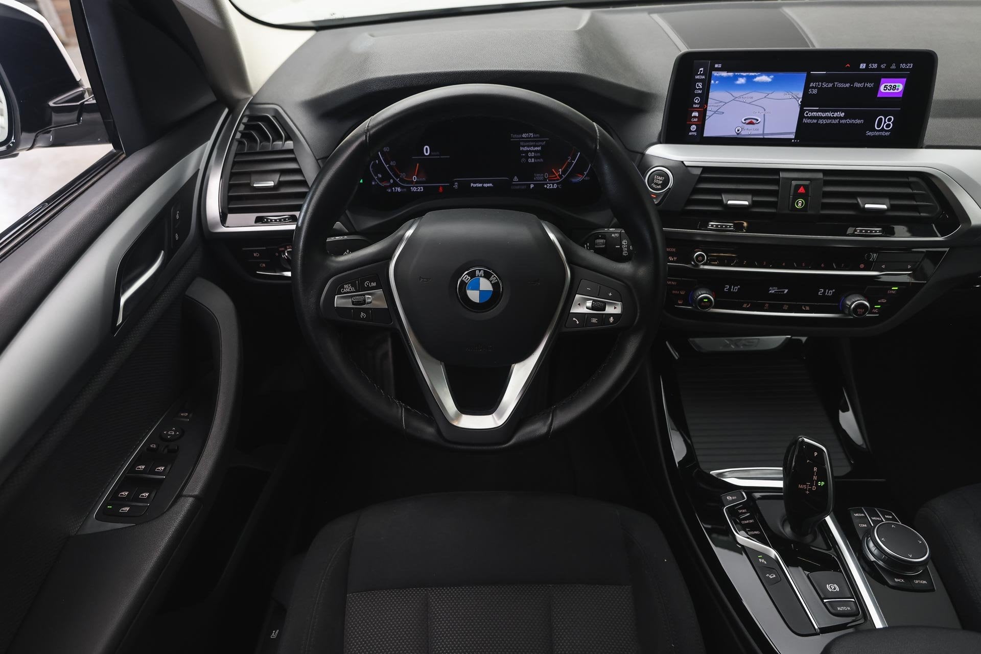 BMW X3 xDrive20i Executive Automaat / Trekhaak / LED / Live, Gebruikt, Euro 6, 4 cilinders, Met garantie (alle)