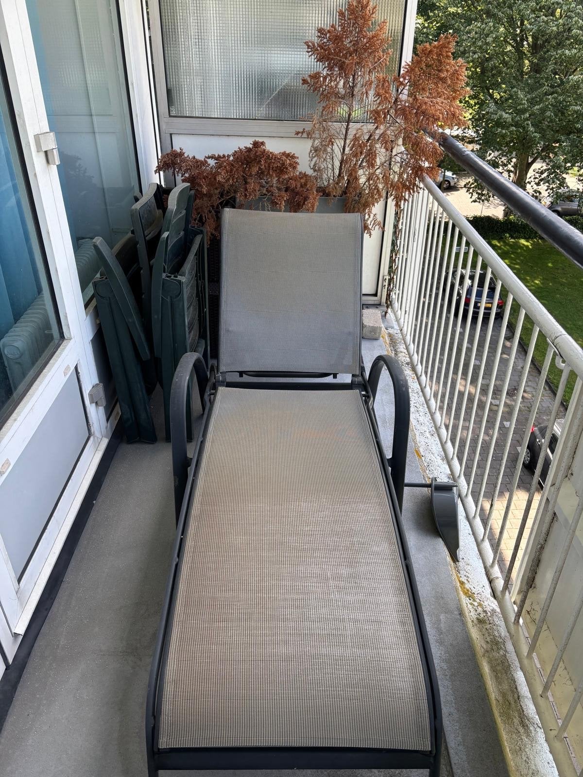 Comfortabele ligstoel voor buiten met kussen (wit(, Tuin en Terras, Ophalen, Gebruikt, Metaal, Verstelbaar
