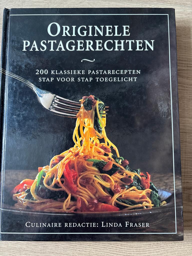 Originele Pastagerechten - 200 Klassieke Pastarecepten, Ophalen of Verzenden, Zo goed als nieuw, Italië
