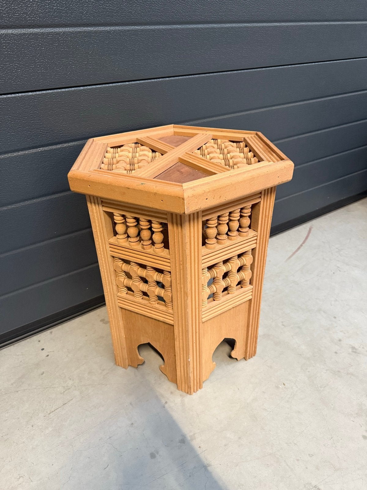 Unieke handgesneden houten bijzettafel, Ophalen