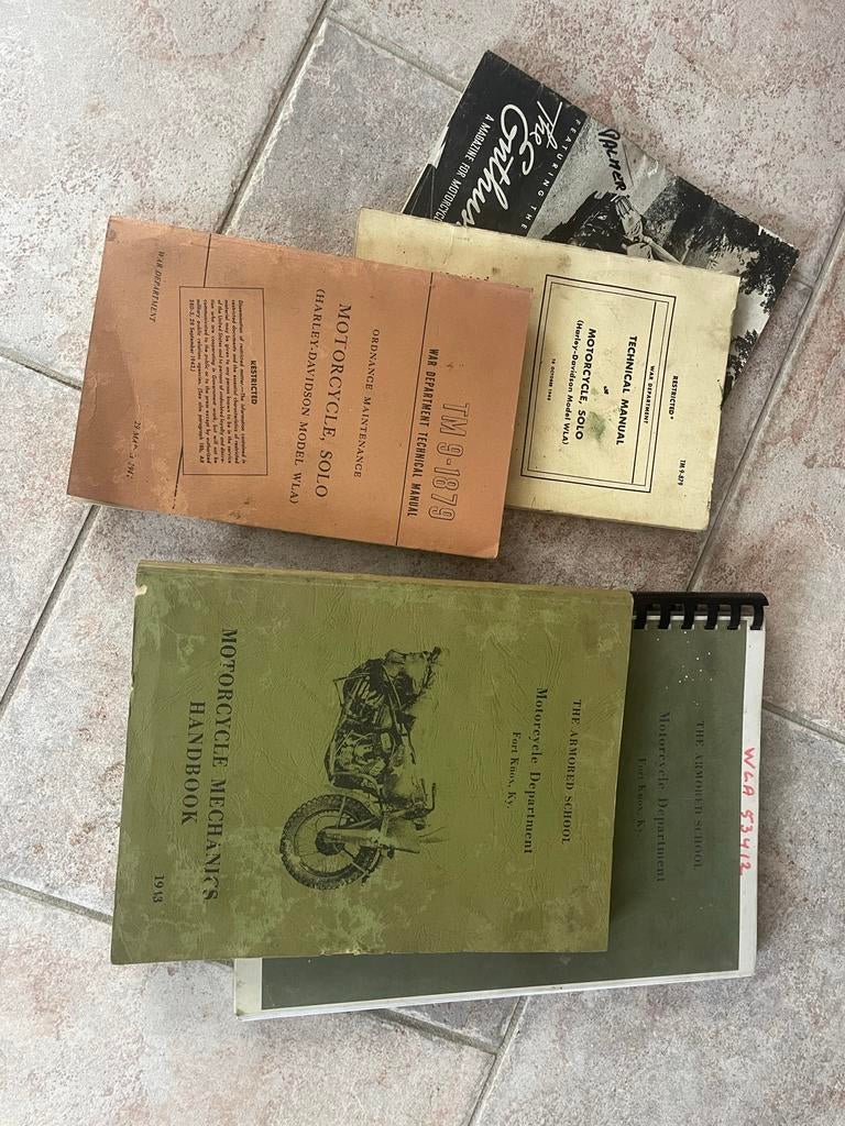 4 Motorhandboeken en 1 kopie - Harley-Davidson, Motoren, Handleidingen en Instructieboekjes, Ophalen of Verzenden, Harley-Davidson of Buell
