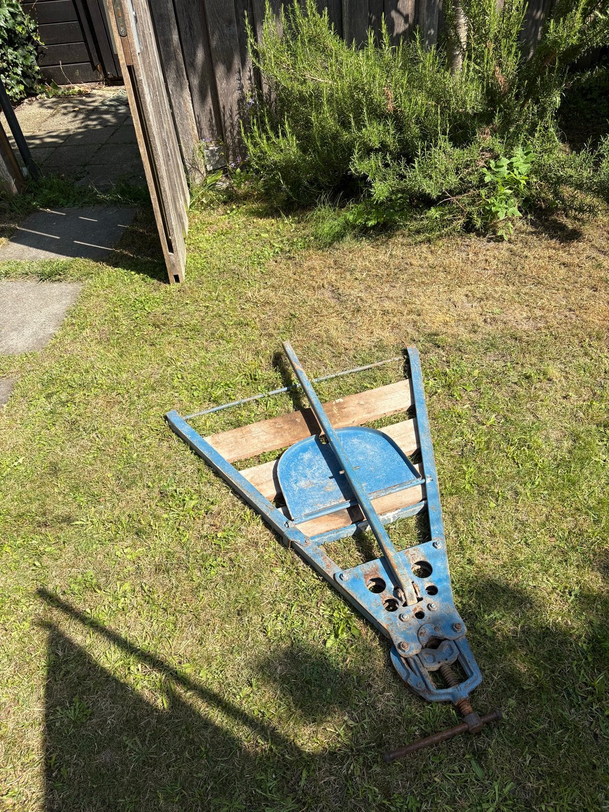 Inklapbare pijpen snijders werkbank met bankschroef, Ophalen of Verzenden, Gebruikt, Minder dan 70 cm, Bankschroef