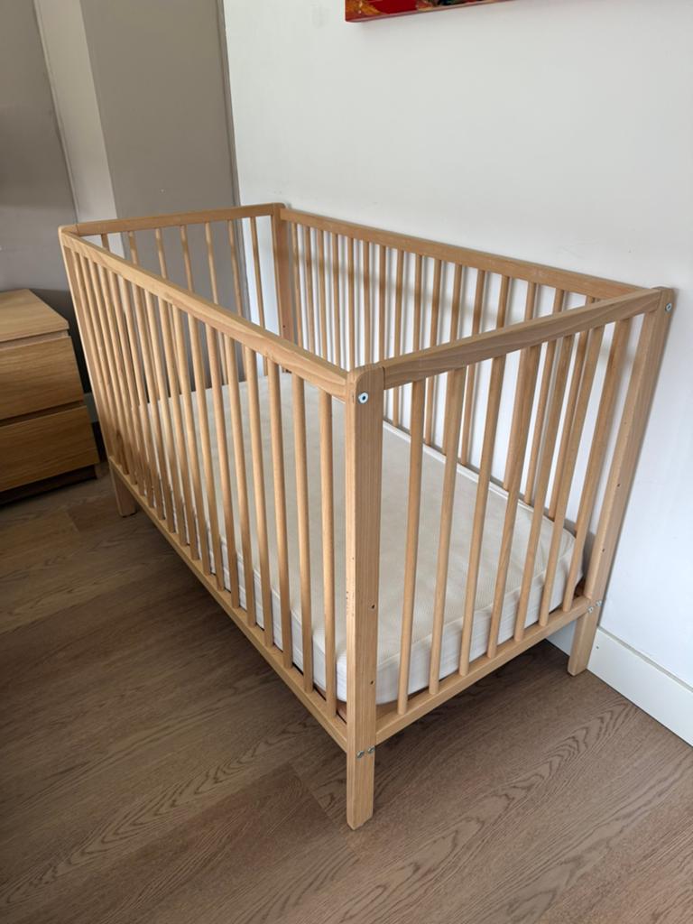 Ledikant met matras, Kinderen en Baby's, Babywiegjes en Ledikanten, Ophalen, Zo goed als nieuw, Ledikant