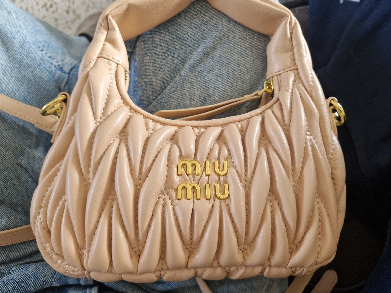 Miu miu handtasje (namaak, maar een hele goede namaak), Sieraden, Tassen en Uiterlijk, Ophalen of Verzenden, Zo goed als nieuw