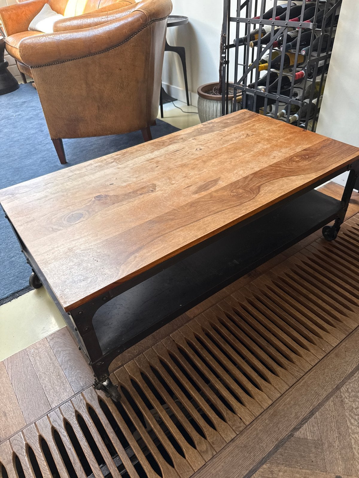 Industriële salontafel met houten blad en metalen frame, Huis en Inrichting, Tafels | Salontafels, Ophalen, Gebruikt, 100 tot 150 cm