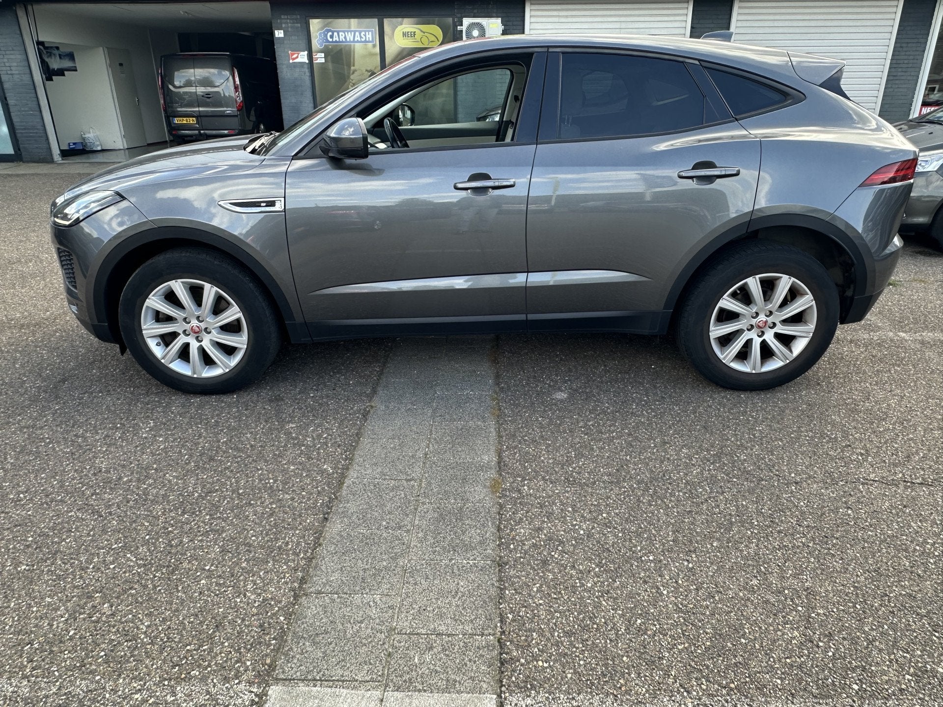 Jaguar E-Pace 2.0 P200 AWD R-Dynamic S CLIMA / CRUISE / PANO, Auto's, Automaat, Gebruikt, 4 cilinders, Leder