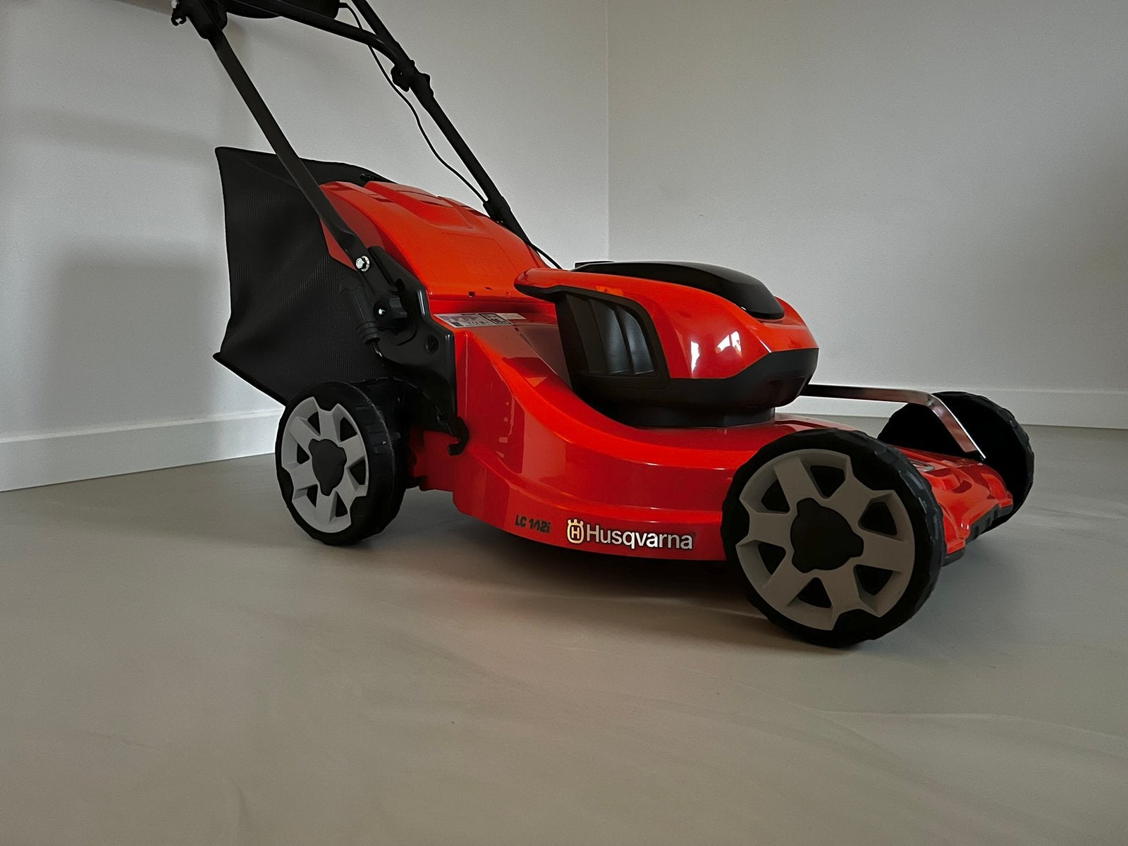 NIEUW Husqvarna LC 142i Accu Grasmaaier, Ophalen, Nieuw, Accu-grasmaaier