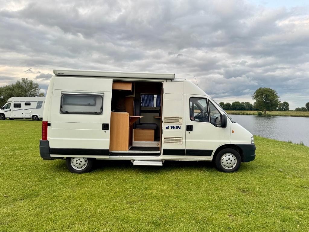 Fiat Ducato Pössl 2-Win camper 2.8JTD 560cm OFF-GRID, Caravans en Kamperen, Campers, Koelkast, Buscamper of Camperbus, Ringverwarming