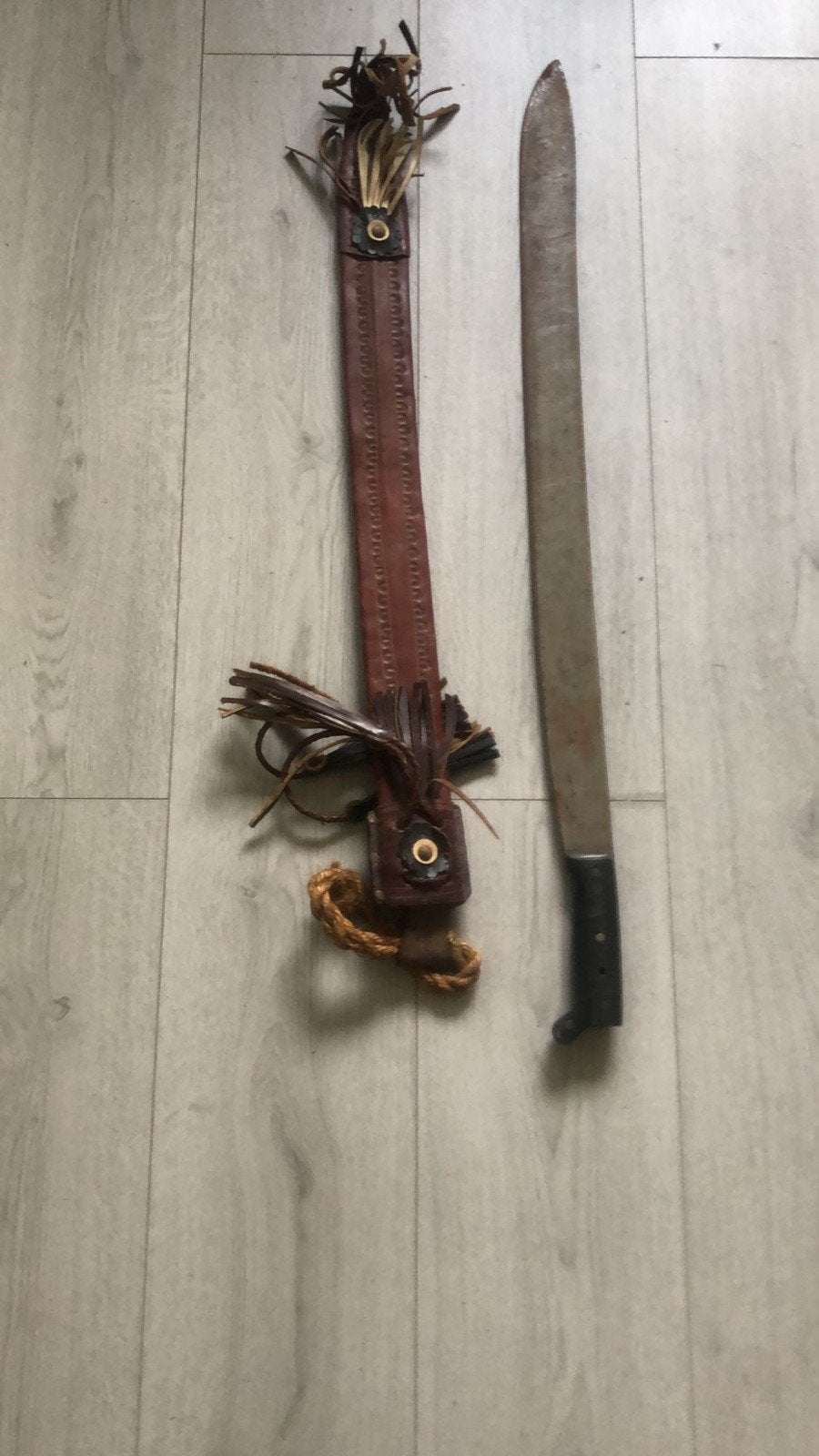 Klassieke Machete met Traditioneel Versierde Leren Schede, Ophalen