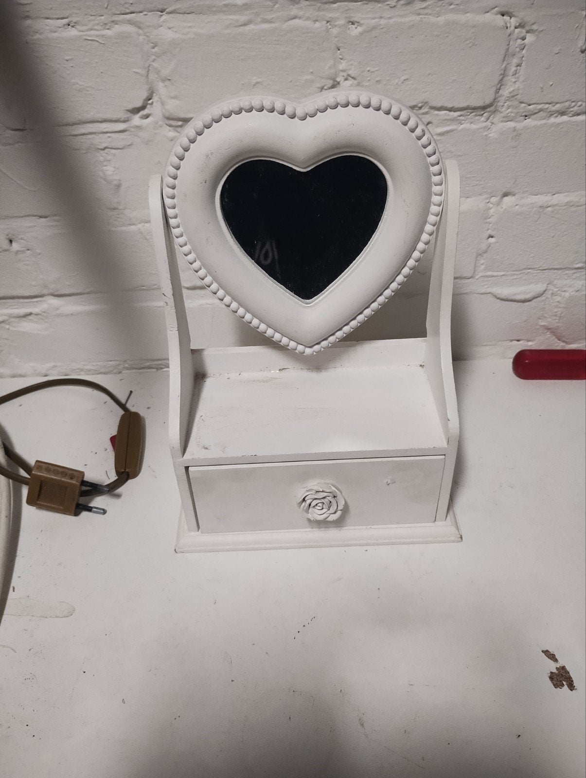 Wit houten sieradenkastje met hartvormige spiegel, Minder dan 50 cm, Gebruikt, Ophalen of Verzenden, Minder dan 100 cm
