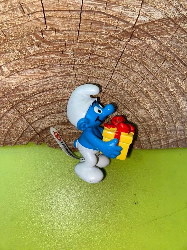 Smurfen smurf met kado 2004, Verzamelen, Smurfen, Ophalen of Verzenden, Zo goed als nieuw, Verschillende Smurfen